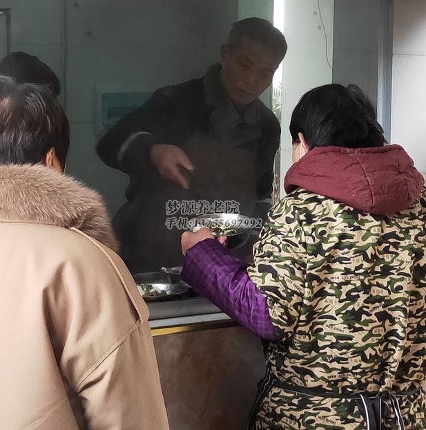青山湖区养老院：老人晚餐如何照料