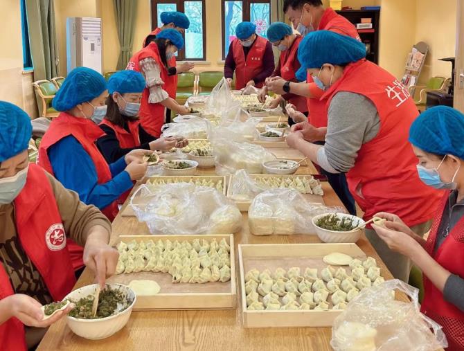 南昌青云谱区养老院2024年12月24日包饺子拍照